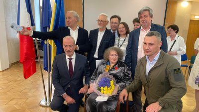 Ліну Костенко нагородили французьким Орденом почесного легіону Ліну Костенко нагородили французьким Орденом почесного легіону