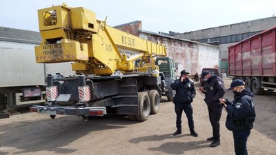 Побачив свій автокран і відігнав на стоянку: сумчанину 4 місяці не віддавали придбаний транспорт Побачив свій автокран і відігнав на стоянку: сумчанину 4 місяці не віддавали придбаний транспорт