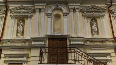 В Миколаєві розбили скульптуру на фасаді театру В Миколаєві розбили скульптуру на фасаді театру