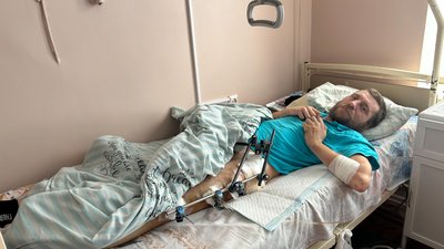Захисник із пораненнями стегна