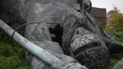 В Ужгороді біля кордону із Словаччиною демонтували пам'ятник радянському солдату В Ужгороді біля кордону із Словаччиною демонтували пам'ятник радянському солдату