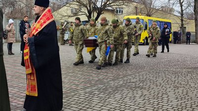 У Черкасах попрощались із військовим, який загинув під Яготином У Черкасах попрощались із військовим, який загинув під Яготином