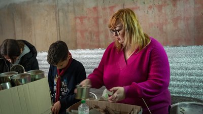 У підвалі багатоповерхівки Дніпра облаштували виробництво окопних свічок У підвалі багатоповерхівки Дніпра облаштували виробництво окопних свічок