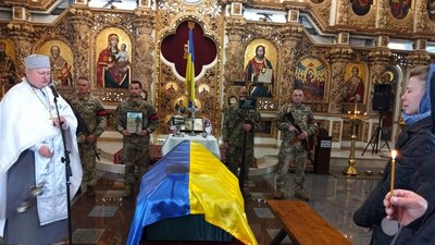 У Полтаві попрощалися із полеглим військовим Денисом Улезьком