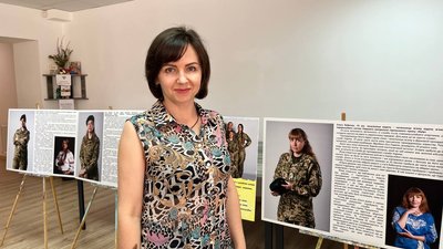 Відвідувачка виставки Відвідувачка виставки
