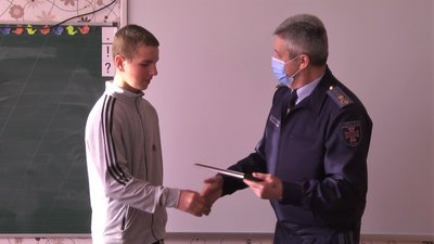 На Харківщині рятувальники відзначили двох жителів села за дії під час пожежі На Харківщині рятувальники відзначили двох жителів села за дії під час пожежі