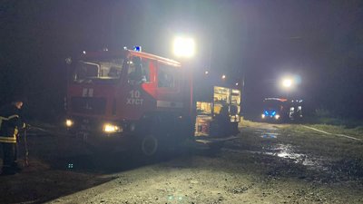 Гасили понад 5 годин: на Закарпатті горів цех із виготовлення паливних брикетів