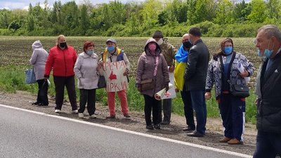 Жителі чотирьох сіл у Харківській області вийшли на пікет Жителі чотирьох сіл у Харківській області вийшли на пікет