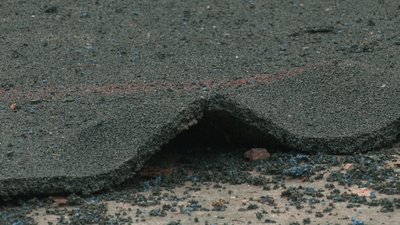 На оновленому спортмайданчику чернігівської школи розлізлося штучне покриття На оновленому спортмайданчику чернігівської школи розлізлося штучне покриття