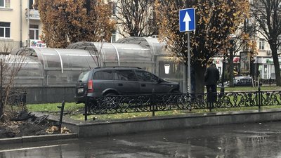 Уникав зіткнення: у центрі Чернігова Opel «вилетів» на газон