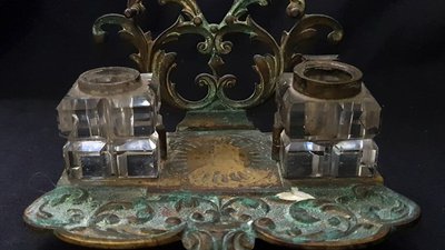 Писало, металеве перо та кулькова ручка. Як змінювались знаряддя для письма