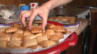 Як жителі Уторопів на Івано-Франківщині готують великодні страви на передову Як жителі Уторопів на Івано-Франківщині готують великодні страви на передову