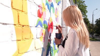 У Рівному художниця з Києва розписує 115-метровий паркан патріотичними малюнками