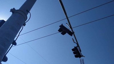 У Чернівцях тролейбус розбив світлофор