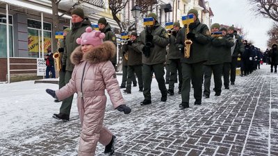 Вперше розгорнули 200-метровий прапор: у центрі Луцька – символічний "ланцюг єднання" Вперше розгорнули 200-метровий прапор: у центрі Луцька – символічний "ланцюг єднання"