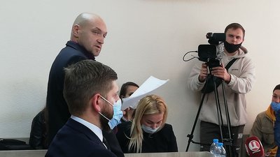 Захисник обвинуваченої Олег Губа. Наталія Саєнко сидить праворуч від нього Захисник обвинуваченої Олег Губа. Наталія Саєнко сидить праворуч від нього