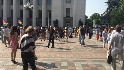 У Києві на мовному протесті розсипали рублі та влаштували штовханину У Києві на мовному протесті розсипали рублі та влаштували штовханину