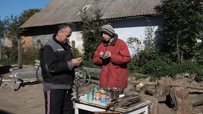 Колишні безхатченки виготовляють окопні свічки на Вінниччині