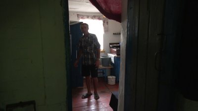 Консервують городину та пиляють дрова. Як готуються до зими жителі села на Запоріжжі, що під постійними обстрілами Консервують городину та пиляють дрова. Як готуються до зими жителі села на Запоріжжі, що під постійними обстрілами