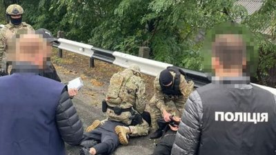 Вимагали 11 тисяч доларів у батька загиблого військового. На Дніпропетровщині затримали двох чоловіків