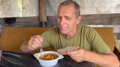 "Це мені так готувала мама". Борщ — коронна страва шахтаря, що нині служить у Маріупольській бригаді "Це мені так готувала мама". Борщ — коронна страва шахтаря, що нині служить у Маріупольській бригаді