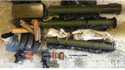 На території колишньої військової частини на Одещині знайшли сховище зброї та боєприпасів