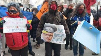 У Харкові перед сесією пікетують міськраду, з дверей мерії прибрали ручку