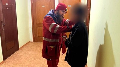 Медик оглядає жінку Медик оглядає жінку