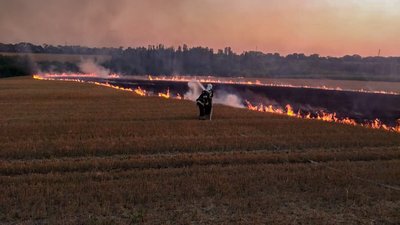 На Вінниччині під час збирання врожаю загорівся комбайн На Вінниччині під час збирання врожаю загорівся комбайн