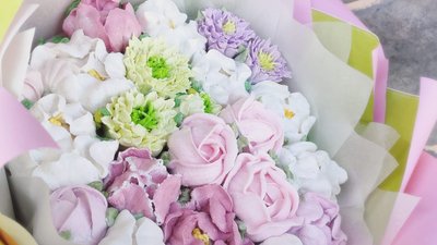 Антигравітаційні торти та зефірні букети. Кропивничанка залишила журналістику та стала кондитером Антигравітаційні торти та зефірні букети. Кропивничанка залишила журналістику та стала кондитером