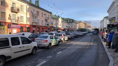 Затор на вулиці Соборній у Рівному. 13:30, 19 грудня 2023
