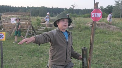 На Сумщині діти облаштувати блокпост і перевіряють машини На Сумщині діти облаштувати блокпост і перевіряють машини