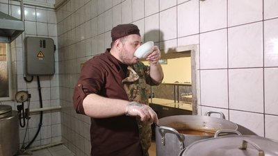 Приготовані страви кухар дегустує Приготовані страви кухар дегустує