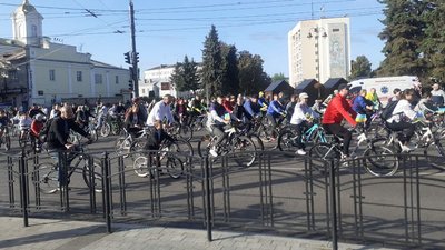 У вишиванках та з прапорцями: у Луцьку влаштували святковий велопробіг У вишиванках та з прапорцями: у Луцьку влаштували святковий велопробіг