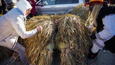 "Маланка була і за союзу, і в пандемію". Репортаж з наймасштабнішої на Буковині переберії "Маланка була і за союзу, і в пандемію". Репортаж з наймасштабнішої на Буковині переберії