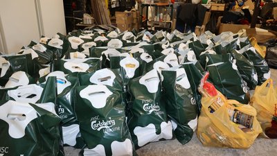 "Просто люди": у Харкові пів сотні добровольців щодня розвозять продукти нужденним "Просто люди": у Харкові пів сотні добровольців щодня розвозять продукти нужденним