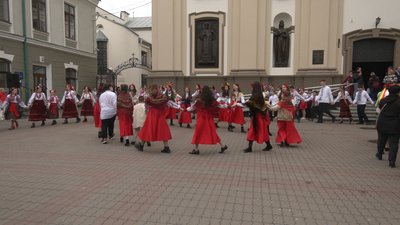 В Івано-Франківську водили великодні гаївки біля Архікатедрального собору УГКЦ В Івано-Франківську водили великодні гаївки біля Архікатедрального собору УГКЦ