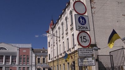 У Житомирі через опущені боларди пішохідною Михайлівською їздять машини У Житомирі через опущені боларди пішохідною Михайлівською їздять машини