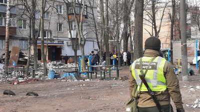 Удар дроном по багатоповерхівці в Дніпрі: що відбувається на місці та куди звертатися щодо пошкодженого житла Удар дроном по багатоповерхівці в Дніпрі: що відбувається на місці та куди звертатися щодо пошкодженого житла