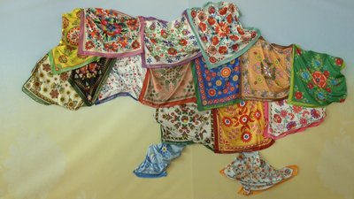 Мапа України оздоблена хустками з відтвореними традиційними розписами української держави