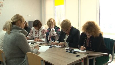 Вперше за 22 роки: директори черкаських шкіл разом написали диктант Вперше за 22 роки: директори черкаських шкіл разом написали диктант