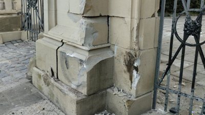 Пошкоджену через ДТП браму Личаківського кладовища демонтують для ремонту Пошкоджену через ДТП браму Личаківського кладовища демонтують для ремонту