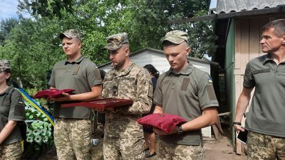 Загинув під час 100 бойового вильоту. На Прикарпатті поховали Героя України Олександра Кукурбу Загинув під час 100 бойового вильоту. На Прикарпатті поховали Героя України Олександра Кукурбу