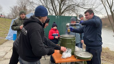 Присутніх пригощали чаєм та рибною юшкою Присутніх пригощали чаєм та рибною юшкою