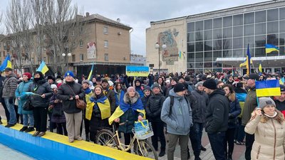 У Мелітополі містяни щодня виходять на мітинги проти окупаційних військ РФ У Мелітополі містяни щодня виходять на мітинги проти окупаційних військ РФ