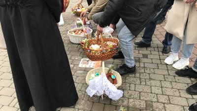 Франківськ напередодні Великодня: містяни освячують паски