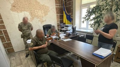На Черкащині працівницю ТЦК підозрюють у сприянні виїзду чоловіків за кордон