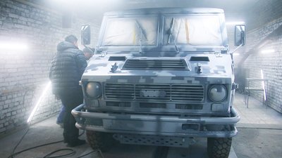 Вінницькі волонтери готують італійський броньований автомобіль, який відправлять на передову