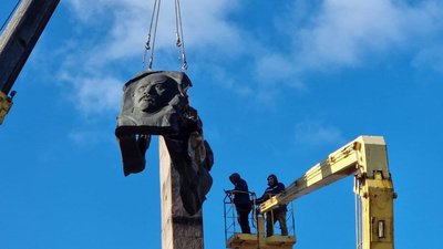 Декомунізація у Миколаєві: барельєф Леніна демонтують з пам'ятника Декомунізація у Миколаєві: барельєф Леніна демонтують з пам'ятника