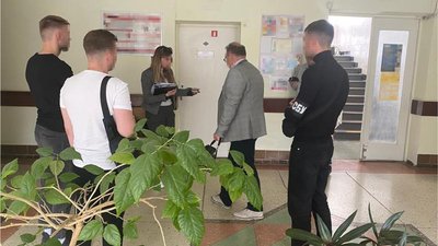 У Житомирі СБУ затримали на хабарі медиків, які вимагали гроші від учасника АТО У Житомирі СБУ затримали на хабарі медиків, які вимагали гроші від учасника АТО